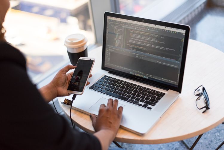 SaaS, app móvil, página web: diferencias y cuándo usar cada uno